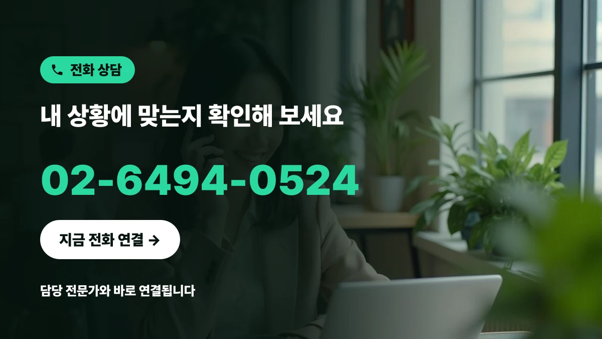 일터에서 신중하게 법률 대리인과 전화 상담을 진행 중인 한국인 사업가