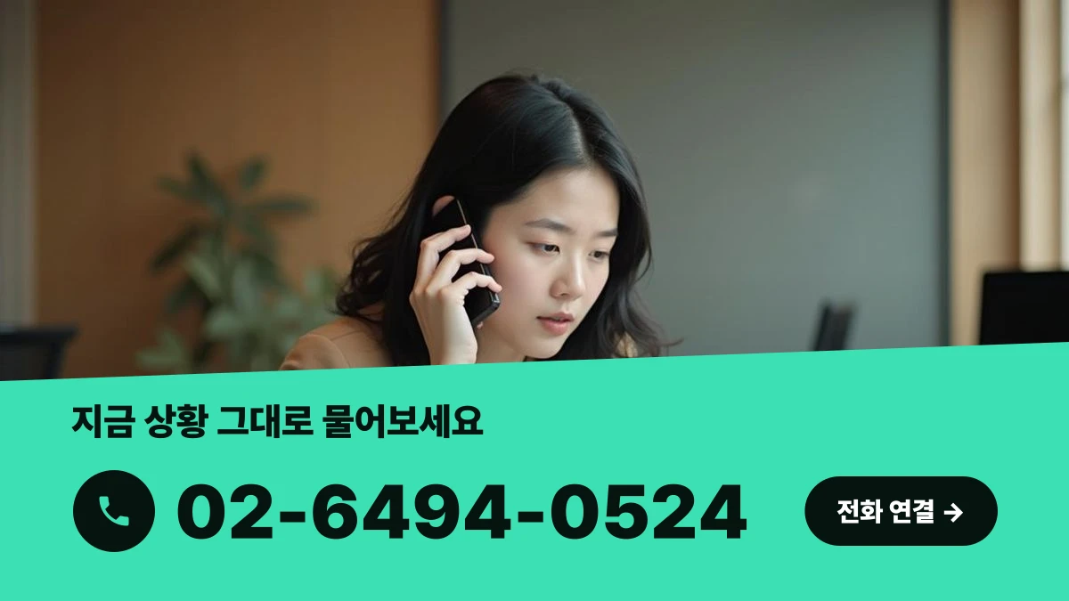 성수동 사무실에서 상담 전화를 걸기 위해 휴대폰을 들고 있는 한국인 대표