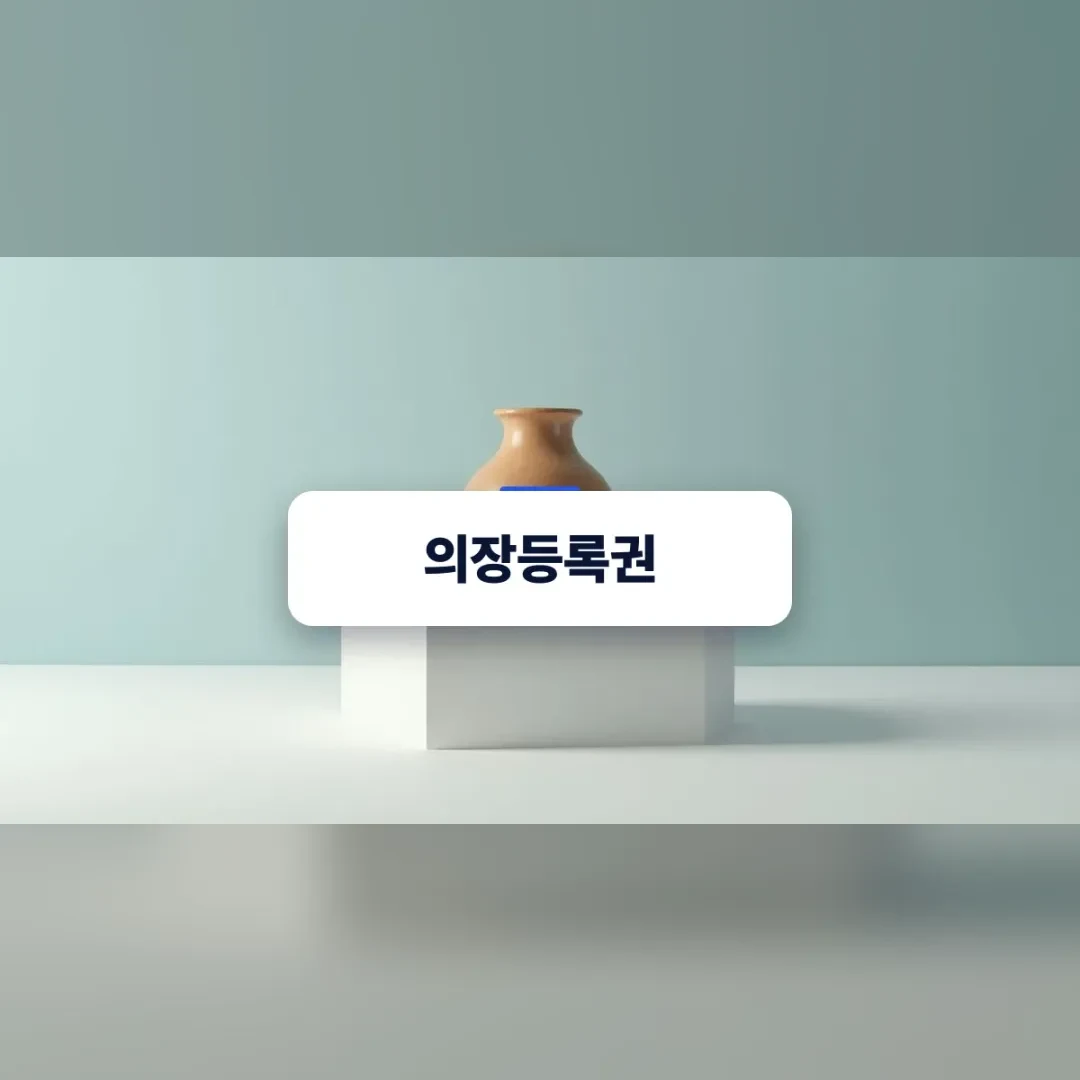 기하학적 받침대 위에 올려진 심플한 조형물 디자인