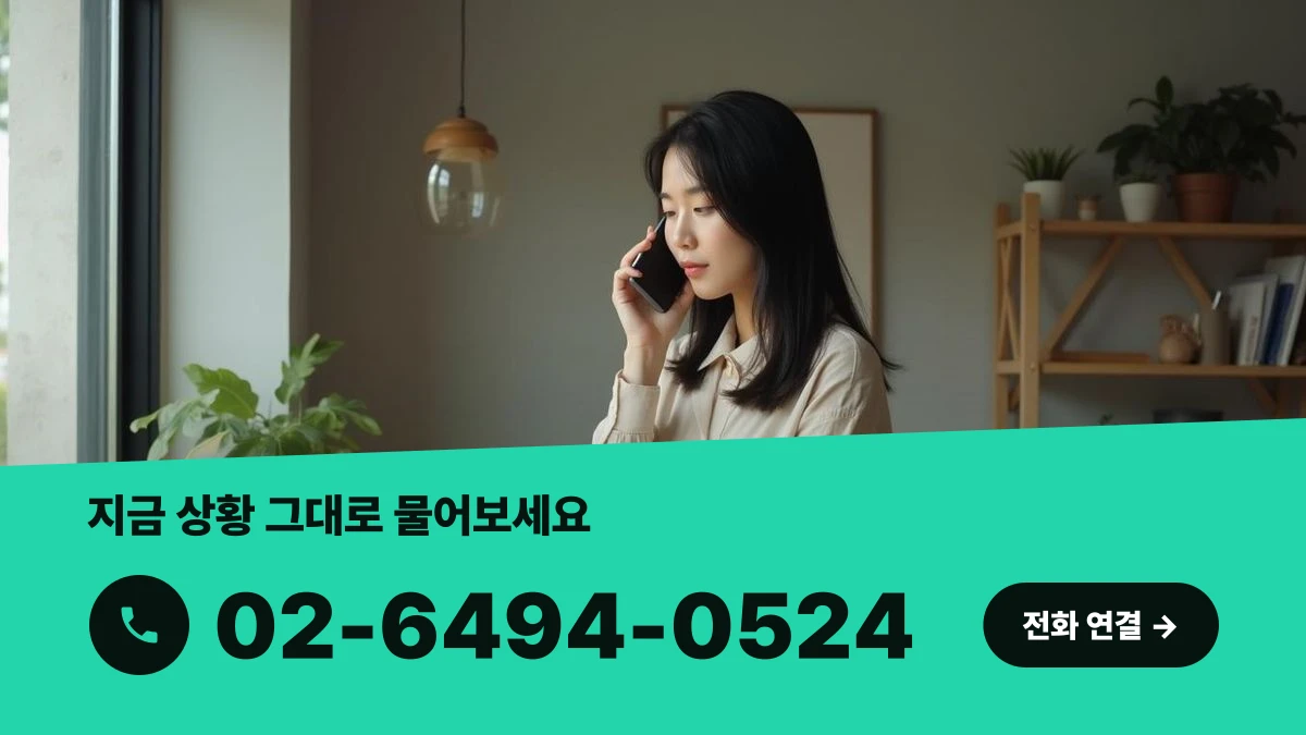 작업실에서 전화 상담을 위해 휴대폰을 들고 있는 한국인 사업자