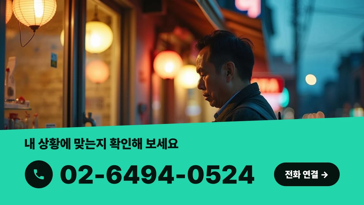 사무실 책상 옆에서 휴대폰을 들고 상담을 준비하는 한국인 브랜드 매니저