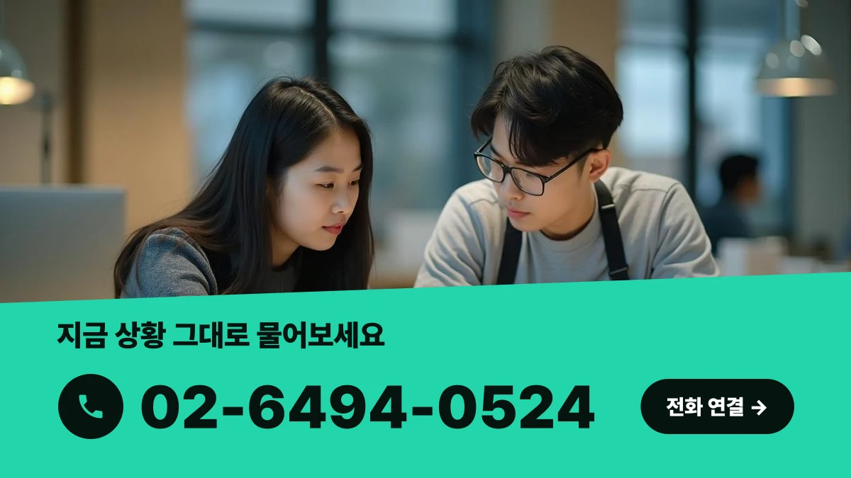작업실에서 전화기를 들고 특허 상담을 진행하려는 한국인 사업자