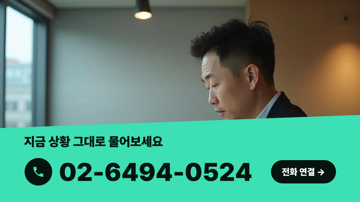일터에서 차분하게 스마트폰을 들어 상표권 관리 전화를 걸고 있는 한국인 대표