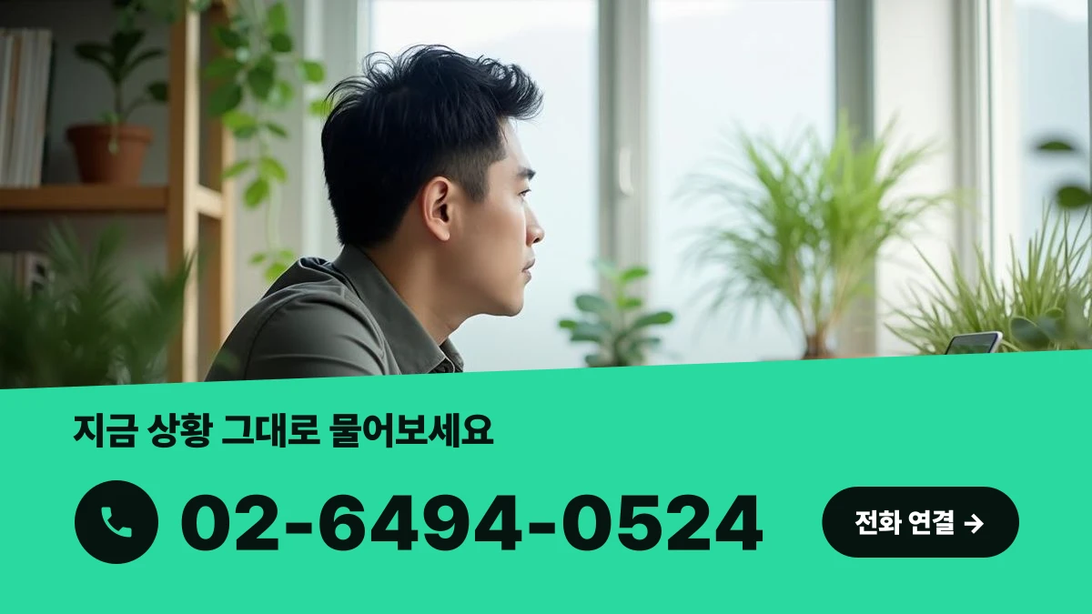일터에서 휴대폰을 들고 전화를 걸 준비를 하는 한국인 사업가