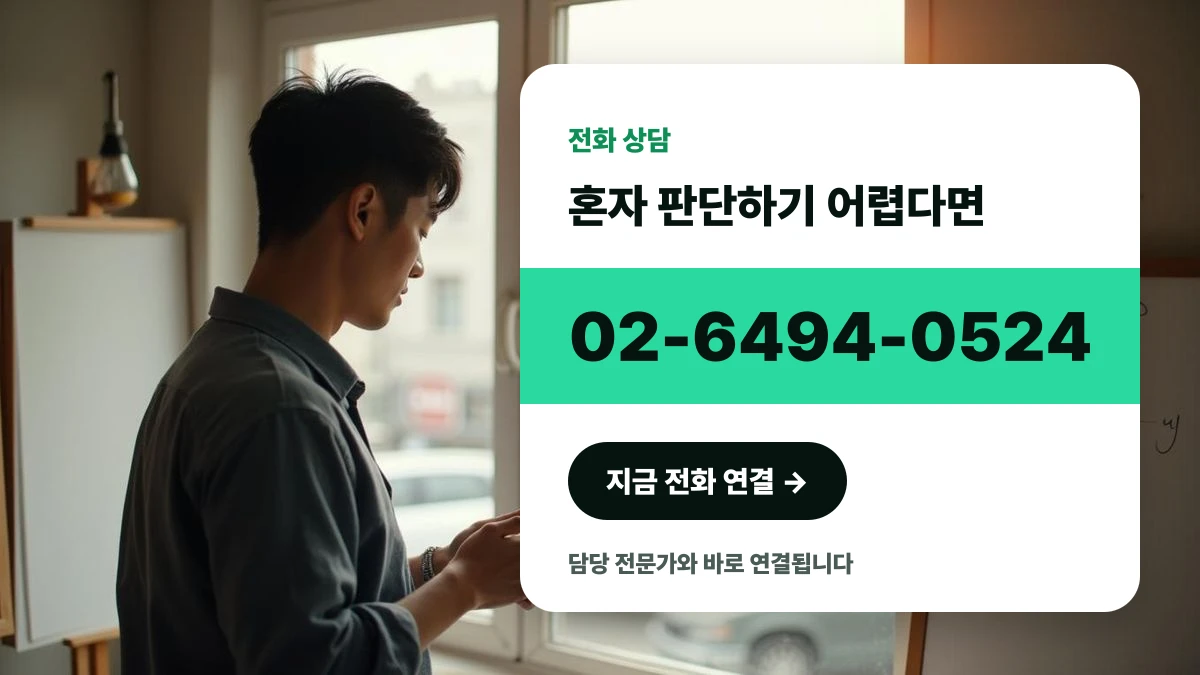 환한 주방에서 휴대폰을 들고 있는 앞치마를 입은 한국인 사장님