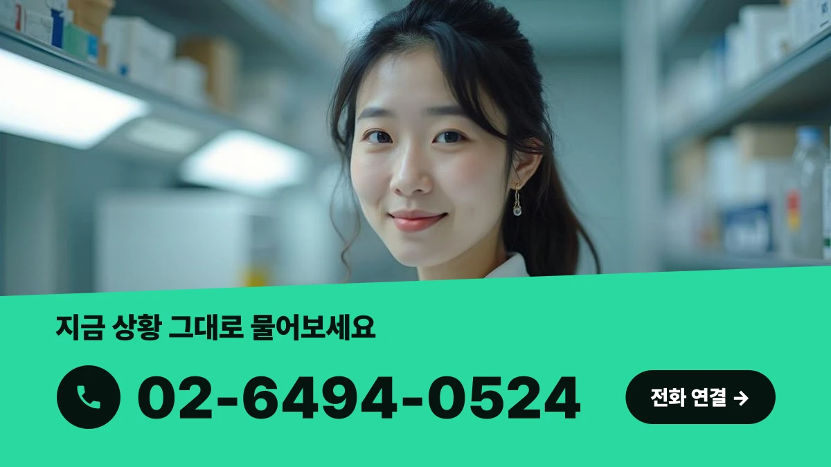 물류 작업장에서 출원 전략 상담을 위해 전화를 거는 한국인 사업자