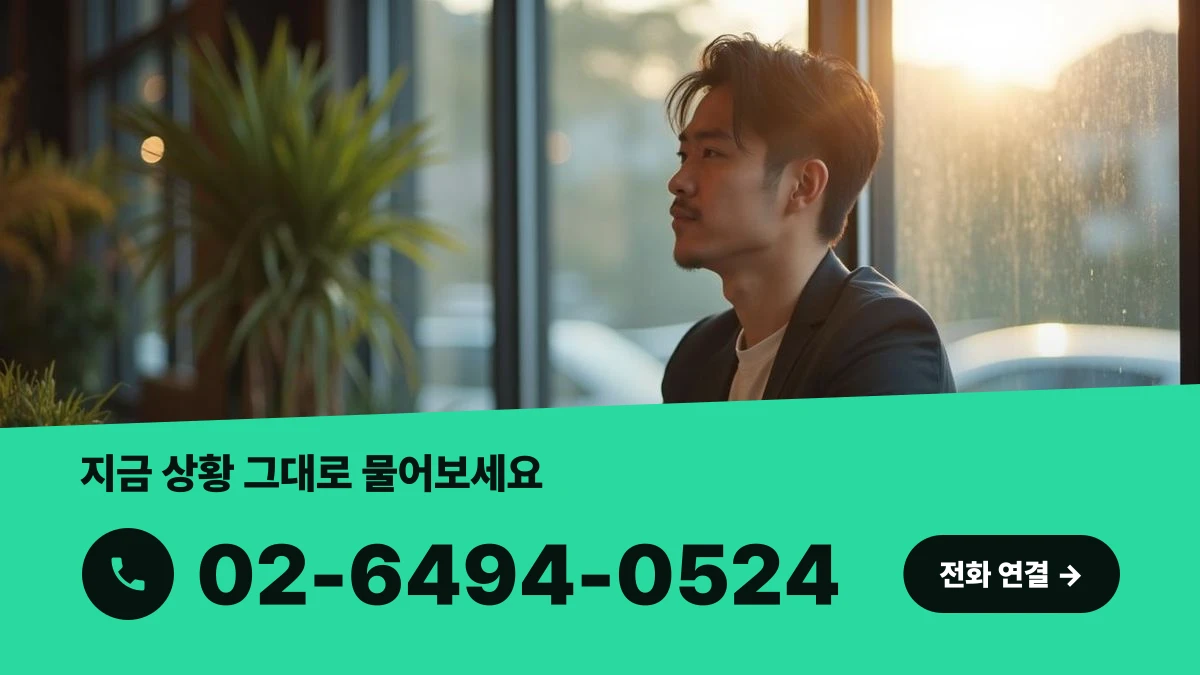 사무실 책상에서 상담을 위해 전화를 걸 준비를 하는 한국인 사업가